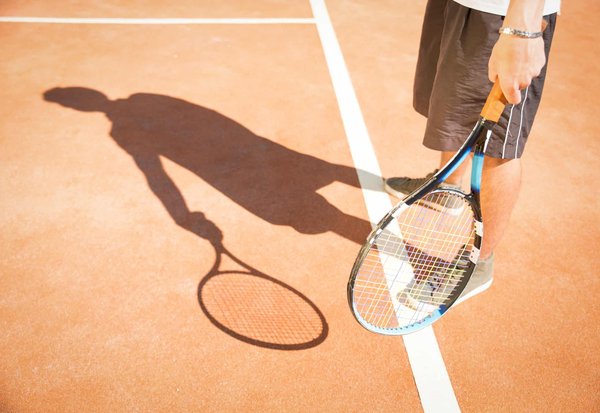Come perfezionare la tecnica del servizio nel tennis?