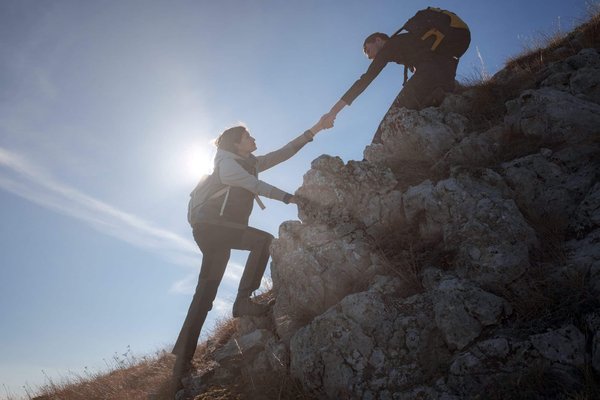 Come si può implementare un sistema di assistenza alla guida per condizioni di nebbia intensa?